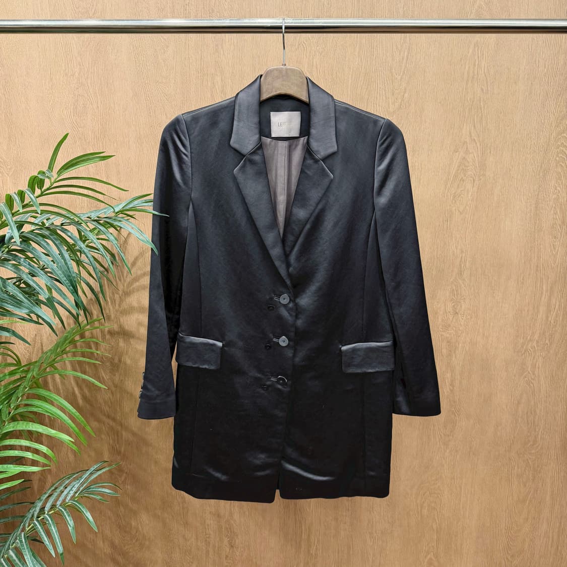 르베이지 롱 블레이저 자켓 새틴 텍스처 싱글 버튼 디테일 레귤러핏 블랙 상품이미지1