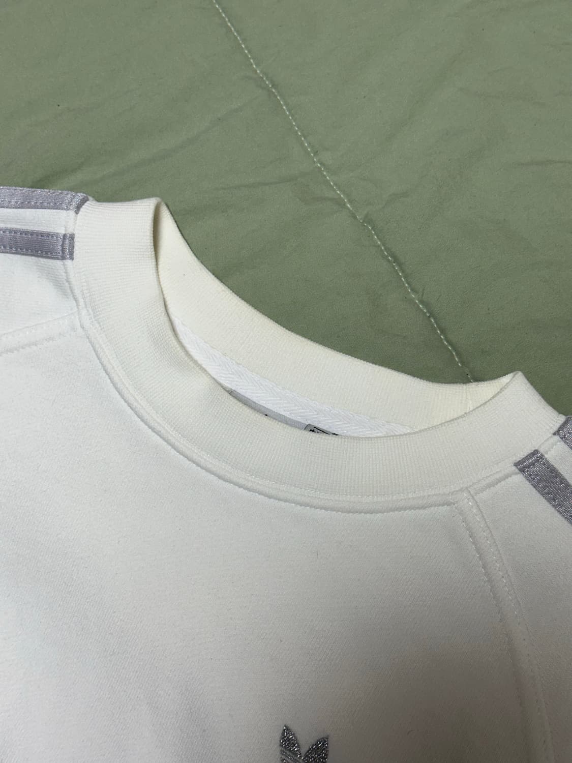 아디다스 크롭 맨투맨 스웨트셔츠 화이트 HF7531 상품이미지4