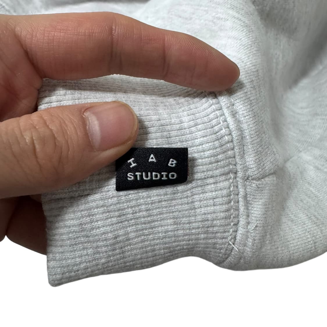 아이앱 스튜디오 라이트그레이 맨투맨 상품이미지4