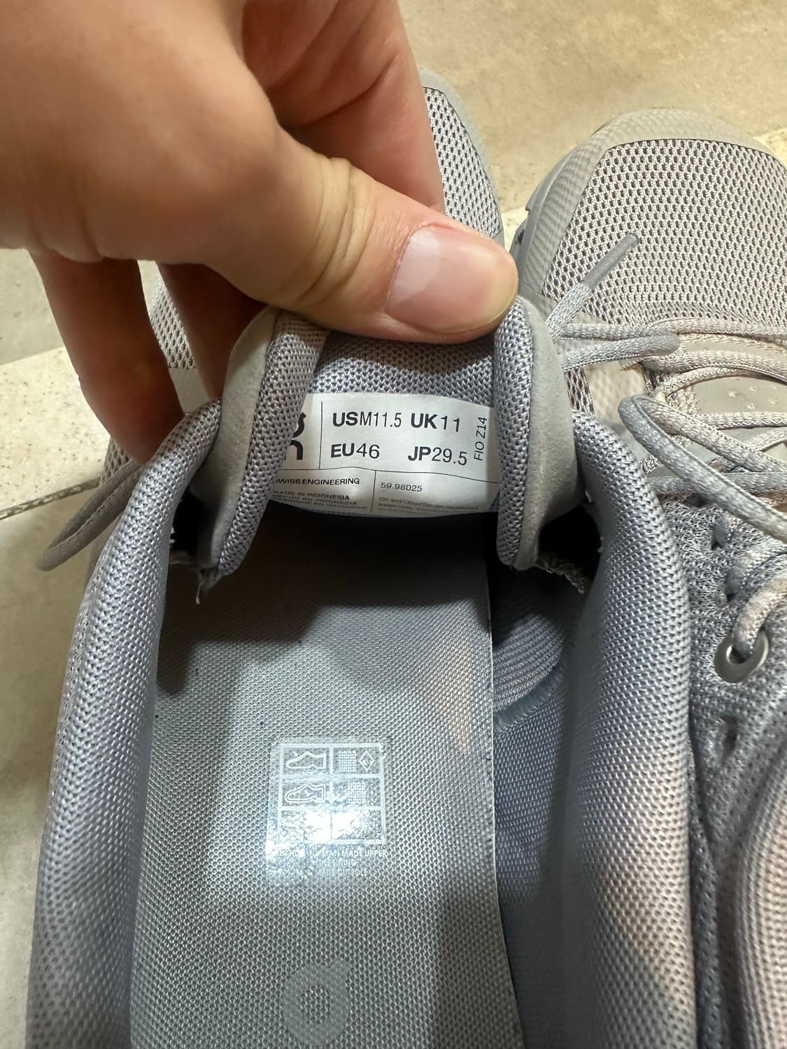 온러닝 클라우드 6 이클립스 295 사이즈 팔아요. 상품이미지3