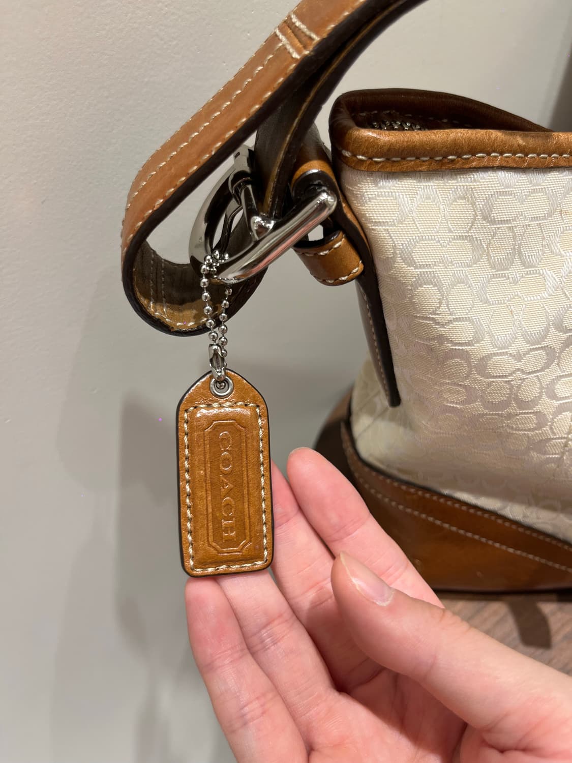 Coach Cream Shoulder Bag 상품이미지5
