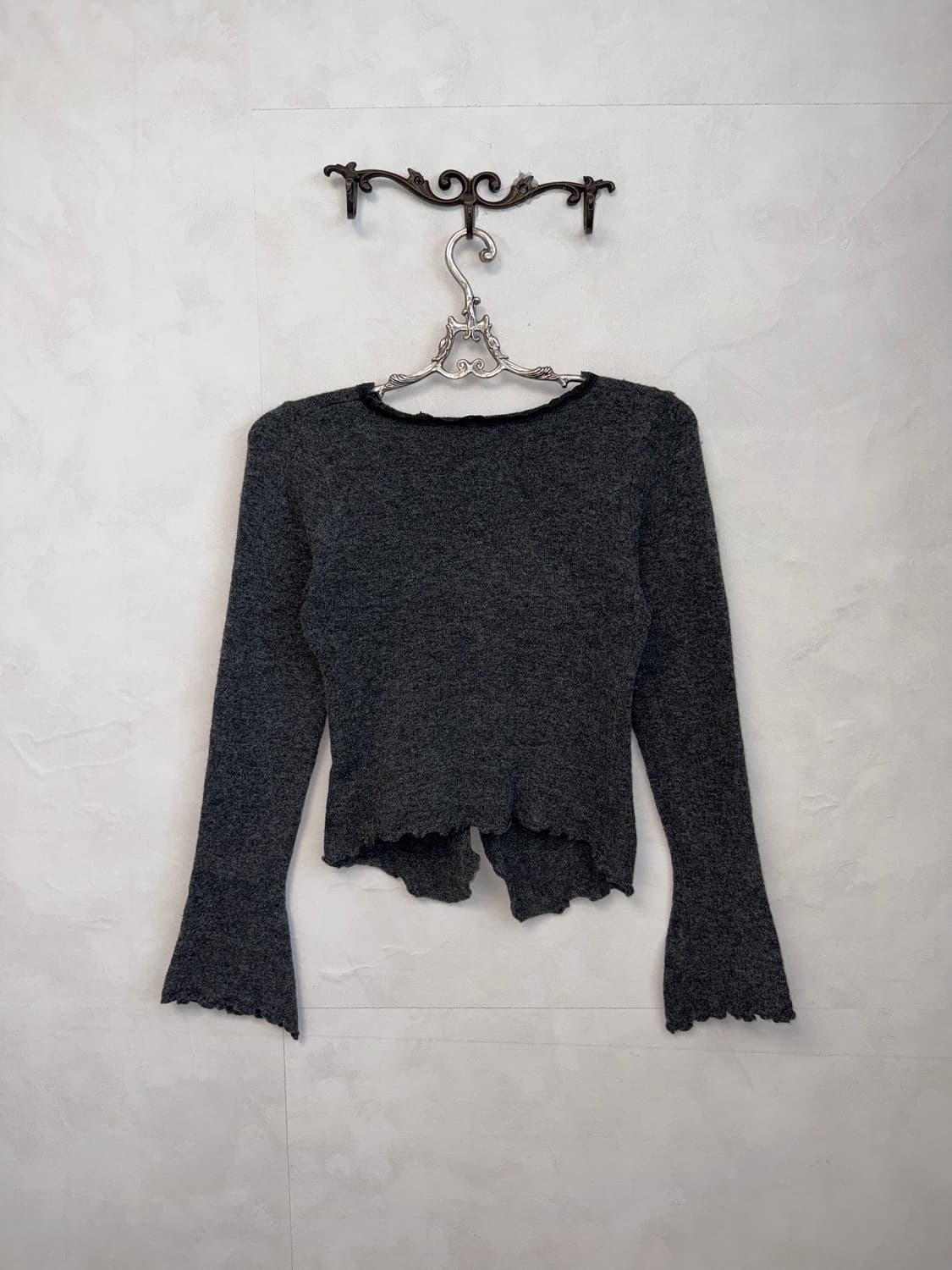 Charcoal ribbon slit crop knit 상품이미지5