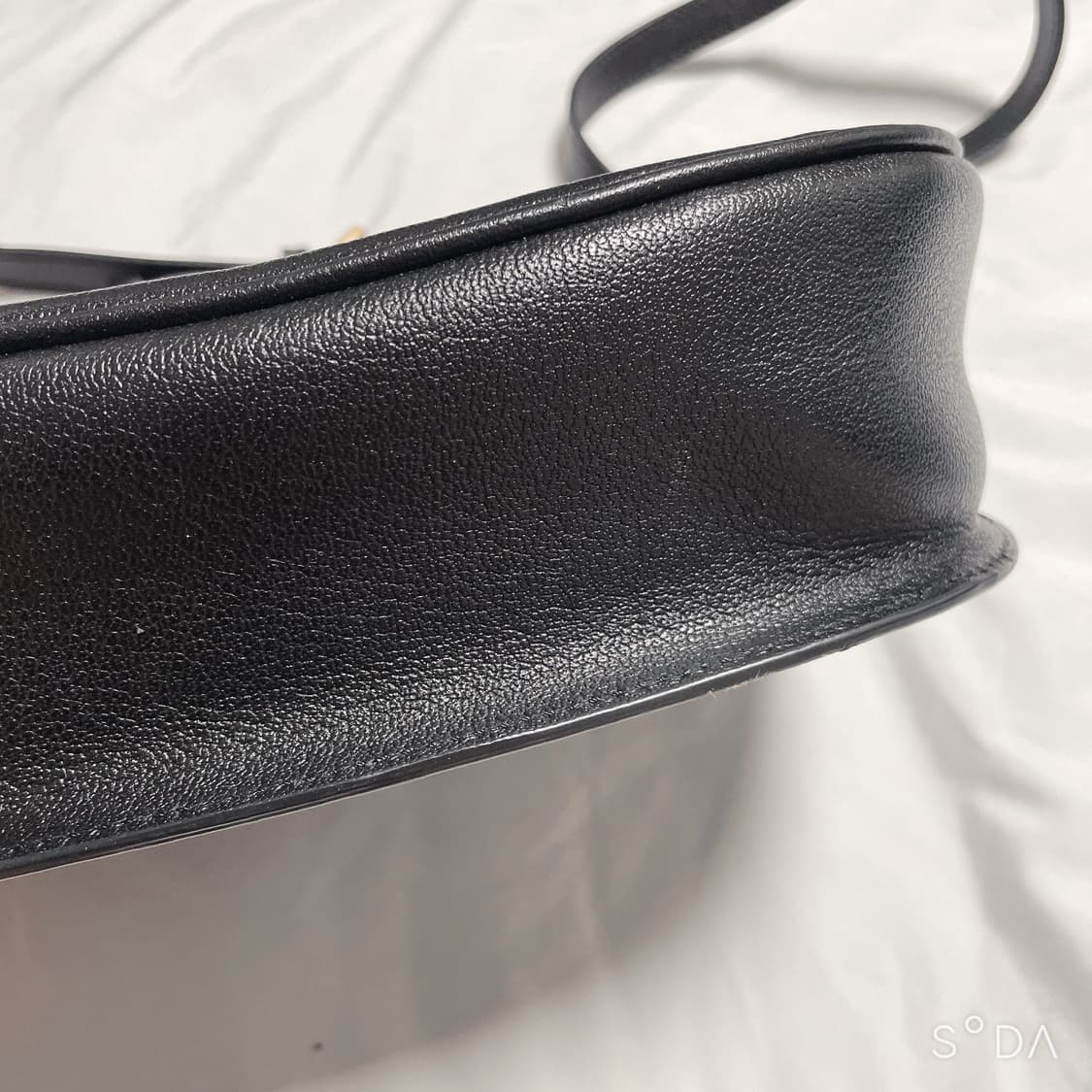 쿠론 반달 크로스백 블랙 상품이미지4