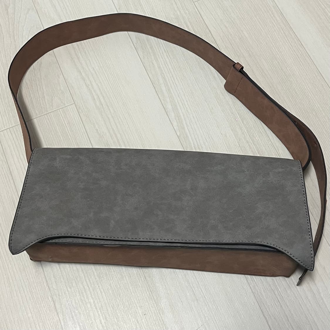 매트 세무 가죽 사이드 벨트 바게트 백 상품이미지1