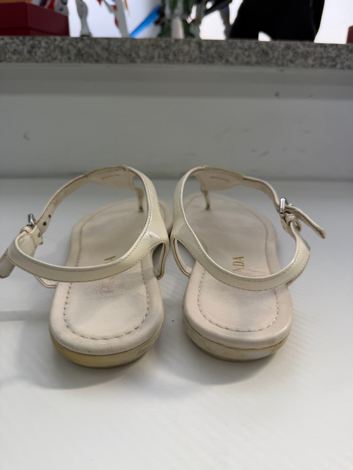 정품) 프라다 삼각로고 화이트 쪼리 샌들 37 상품이미지5