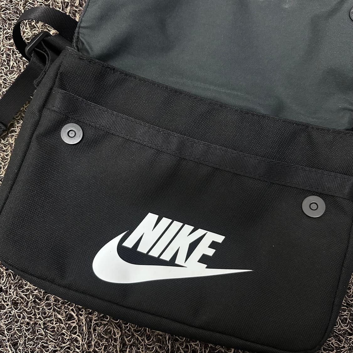 NIKE 나이키 미니 메신저백 크로스백 가방 블랙 상품이미지3