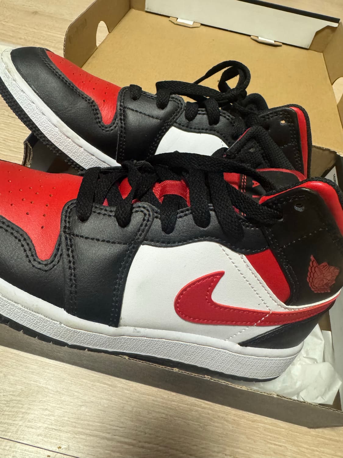 조던 1 미드 블랙 파이어 레드 상품이미지2