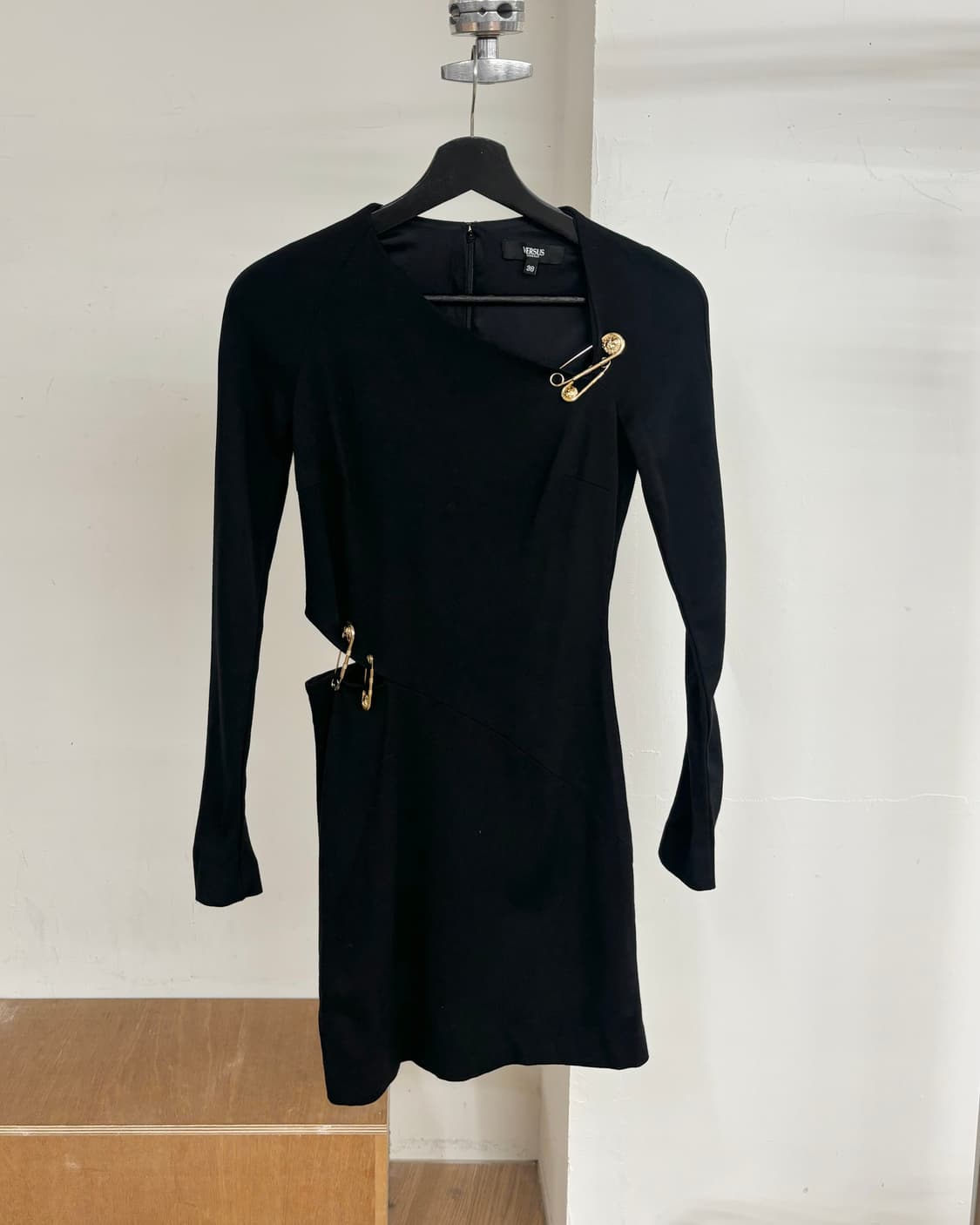 베르사체 블랙 세이프티 핀 드레스 상품이미지1