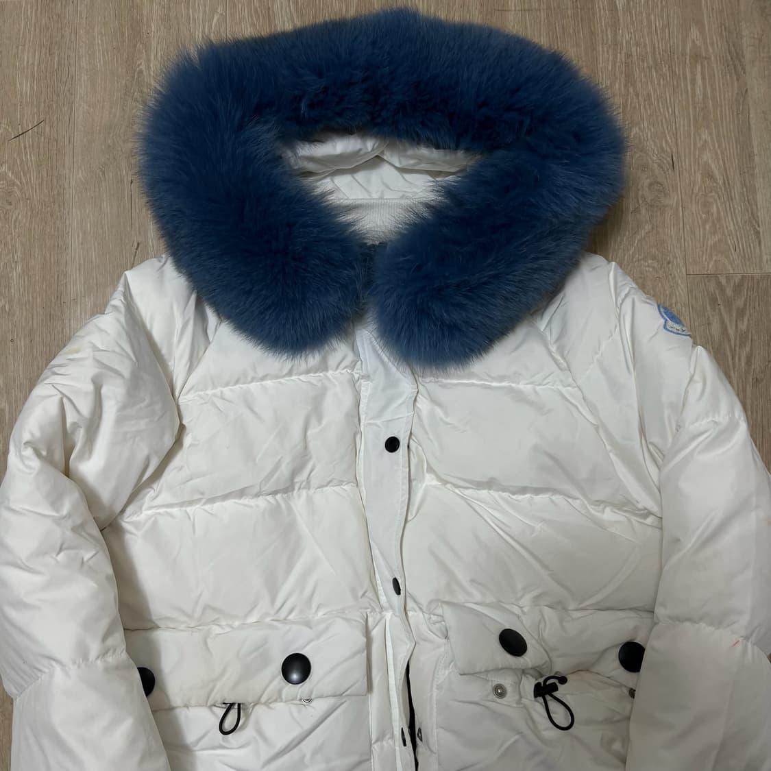 몽클레어 여성 로고 와펜 구스다운 숏패딩 3사이즈  상품이미지2