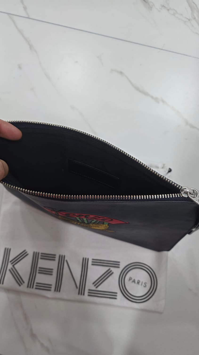  겐조 캄차카(Kamchatka) 타이거 로고 가죽 클러치 상품이미지5