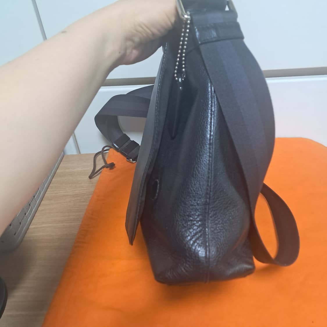 코치 남성 블랙 가죽 메신저 가방 크로스백 가방(남녀공용가능) 상품이미지3
