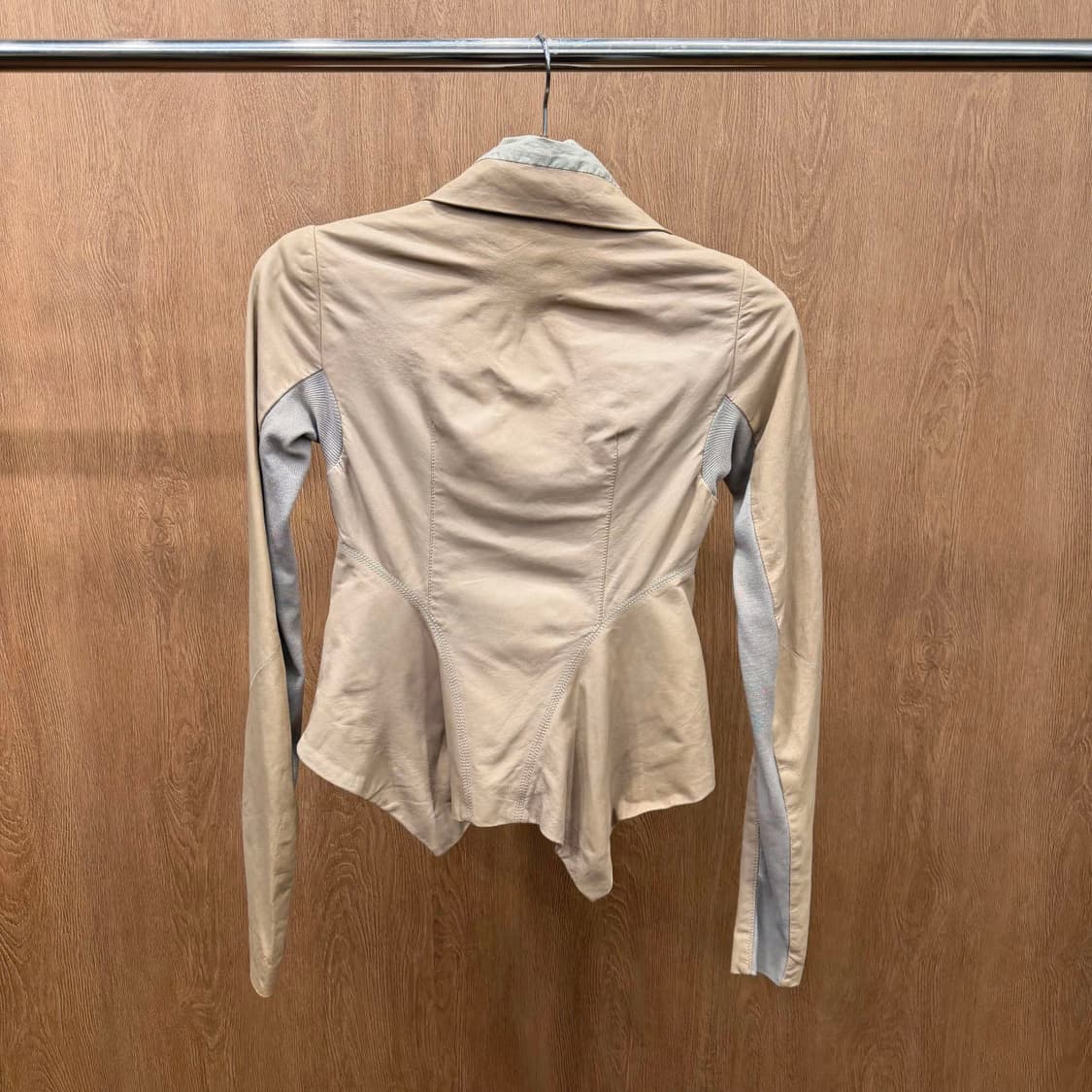 릭 오웬스 코튼 자켓 드레이프 카라 언밸런스 지퍼 디테일 슬림핏 베이지 상품이미지3