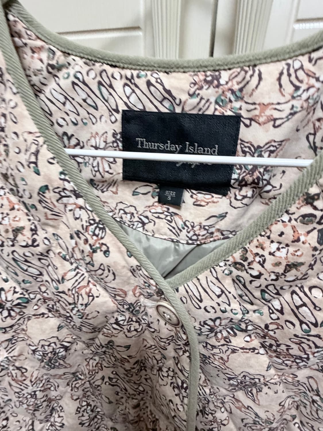 [거의 새제품] 써스데이아일랜드 반다나 패턴 경량 다운 상품이미지3