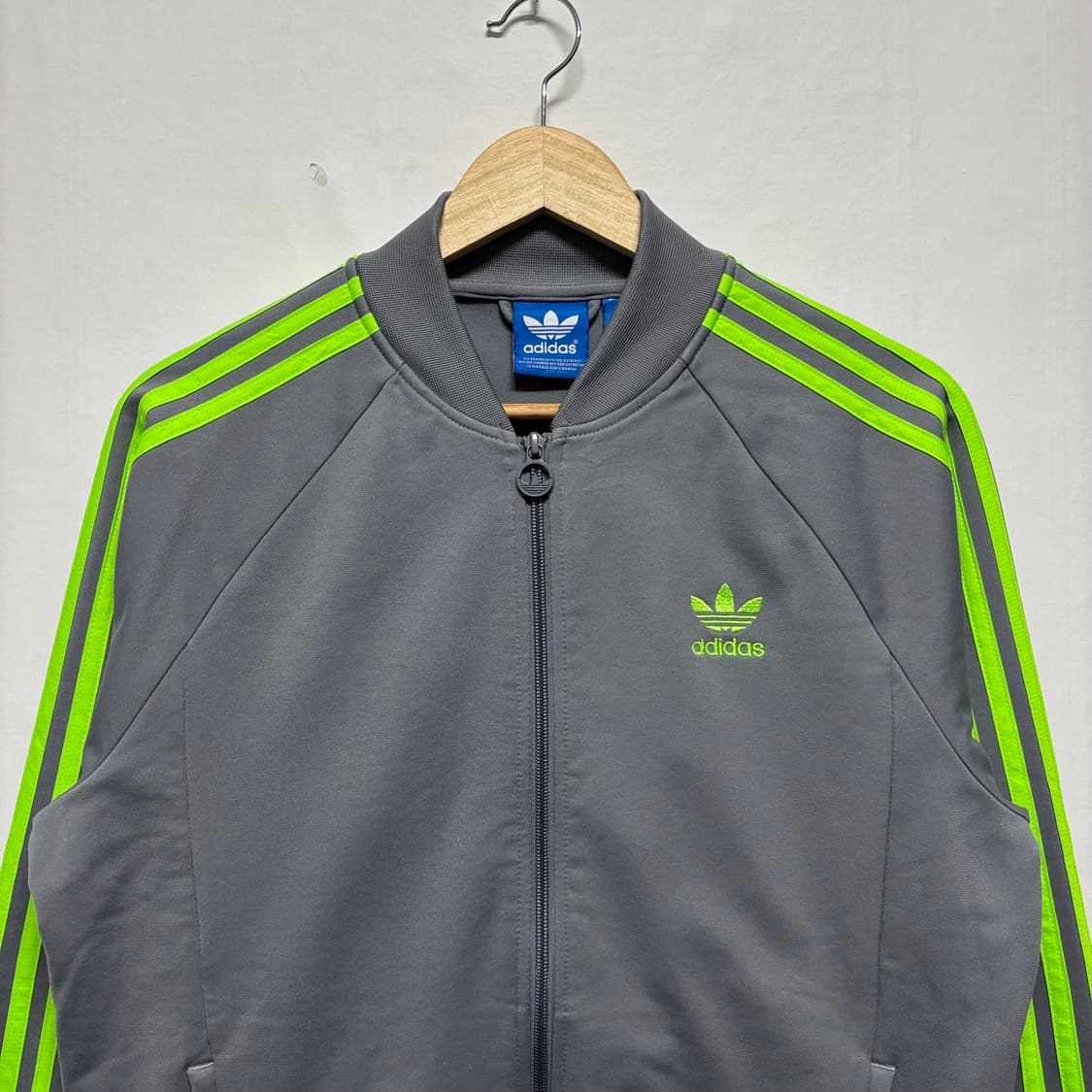 아디다스 그레이/네온 슈퍼스타 트랙탑 상품이미지2