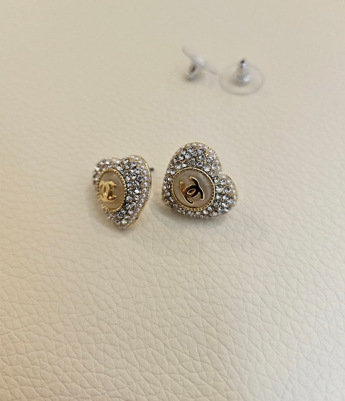 샤넬 큐빅하트 진주 샴페인골드 귀걸이 업사이클링 상품이미지4