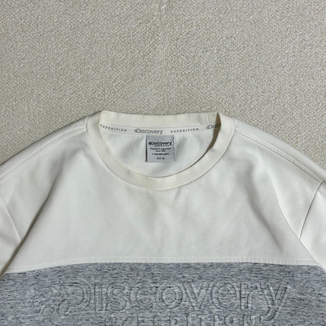 디스커버리 엠보 로고 맨투맨 상품이미지5