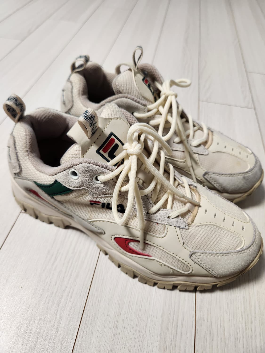 휠라 운동화 남녀공용 워킹화 레이트레이서 사이즈240

사용감은 좀 있지 상품이미지3