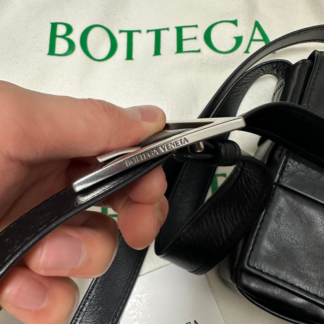 보테가베네타 카세트백 블랙 신세계 정품 상품이미지5