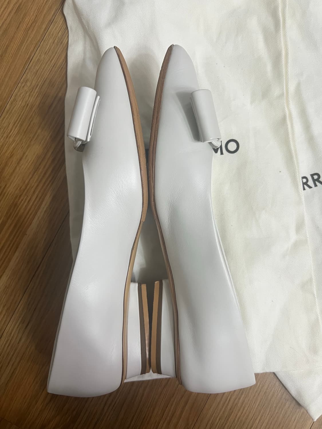 페레가모 뉴비바플랫 화이트 6.5 C볼 상품이미지3