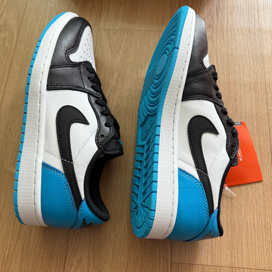 조던 1 레트로 로우 OG 블랙 앤 다크 파우더 블루 상품이미지8