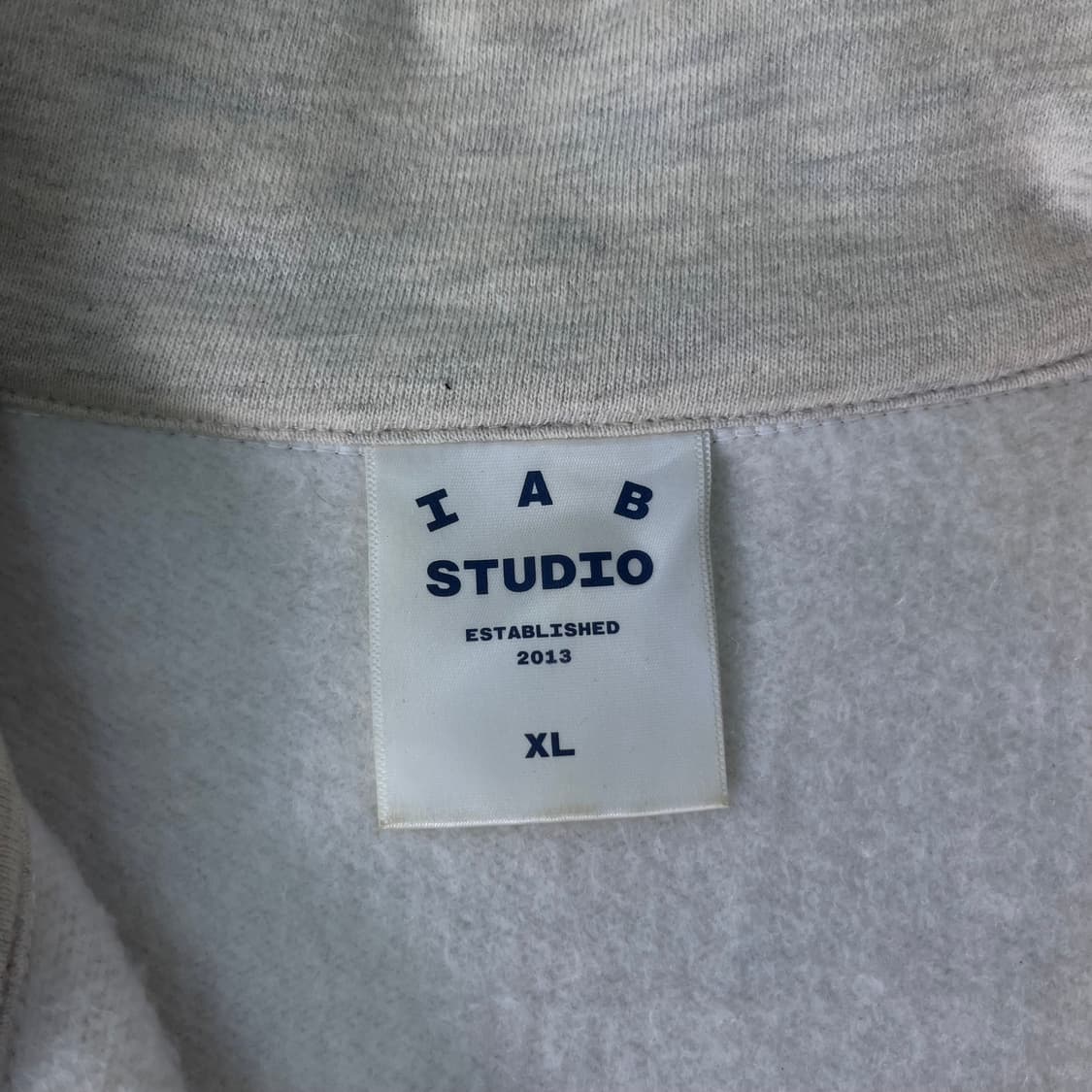 110 아이앱 스튜디오 오트밀 버건디 반집업 맨투맨 상품이미지4