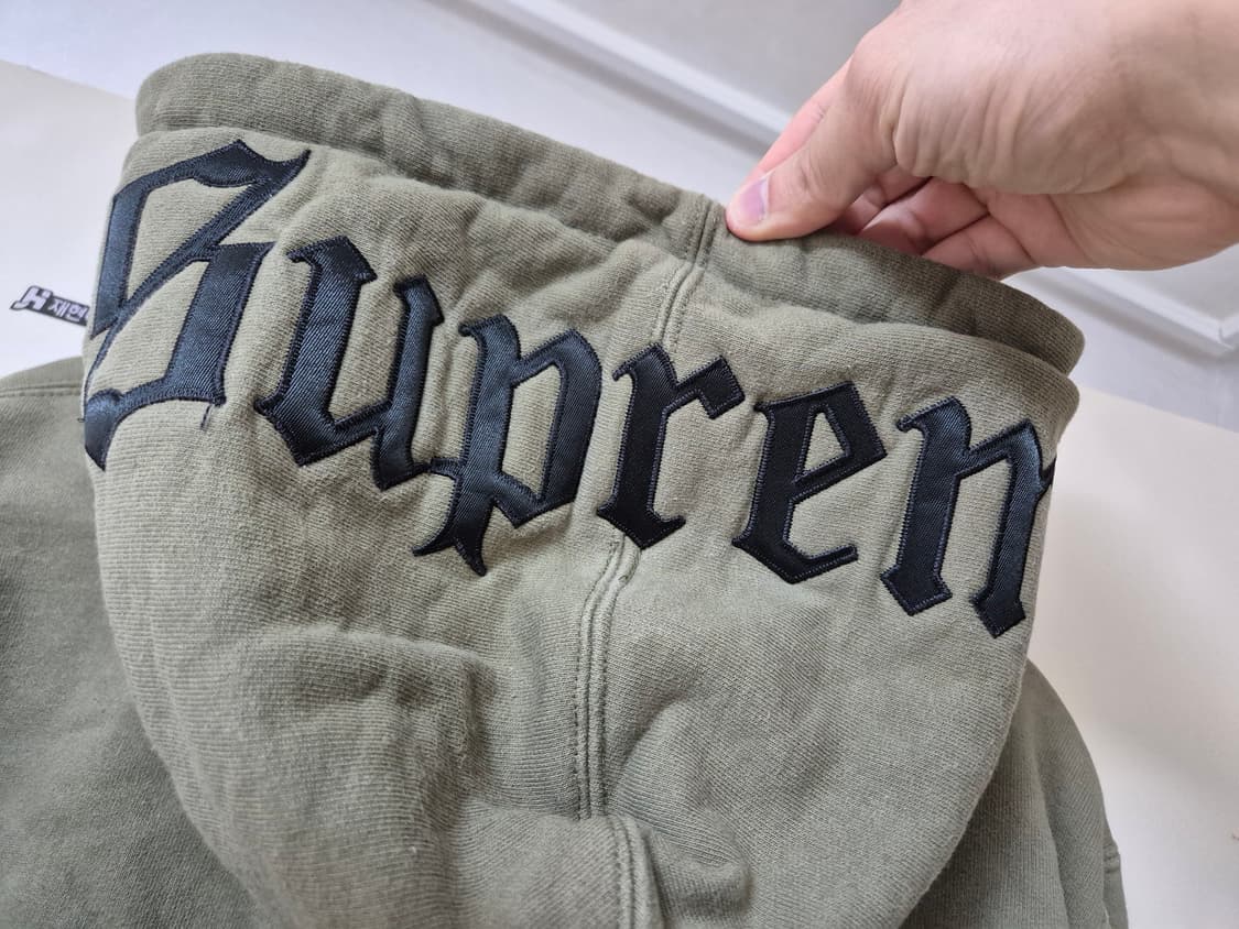 [L] 16FW 슈프림 올드 잉글리쉬 후드 로고 집업 (올리브) 상품이미지3