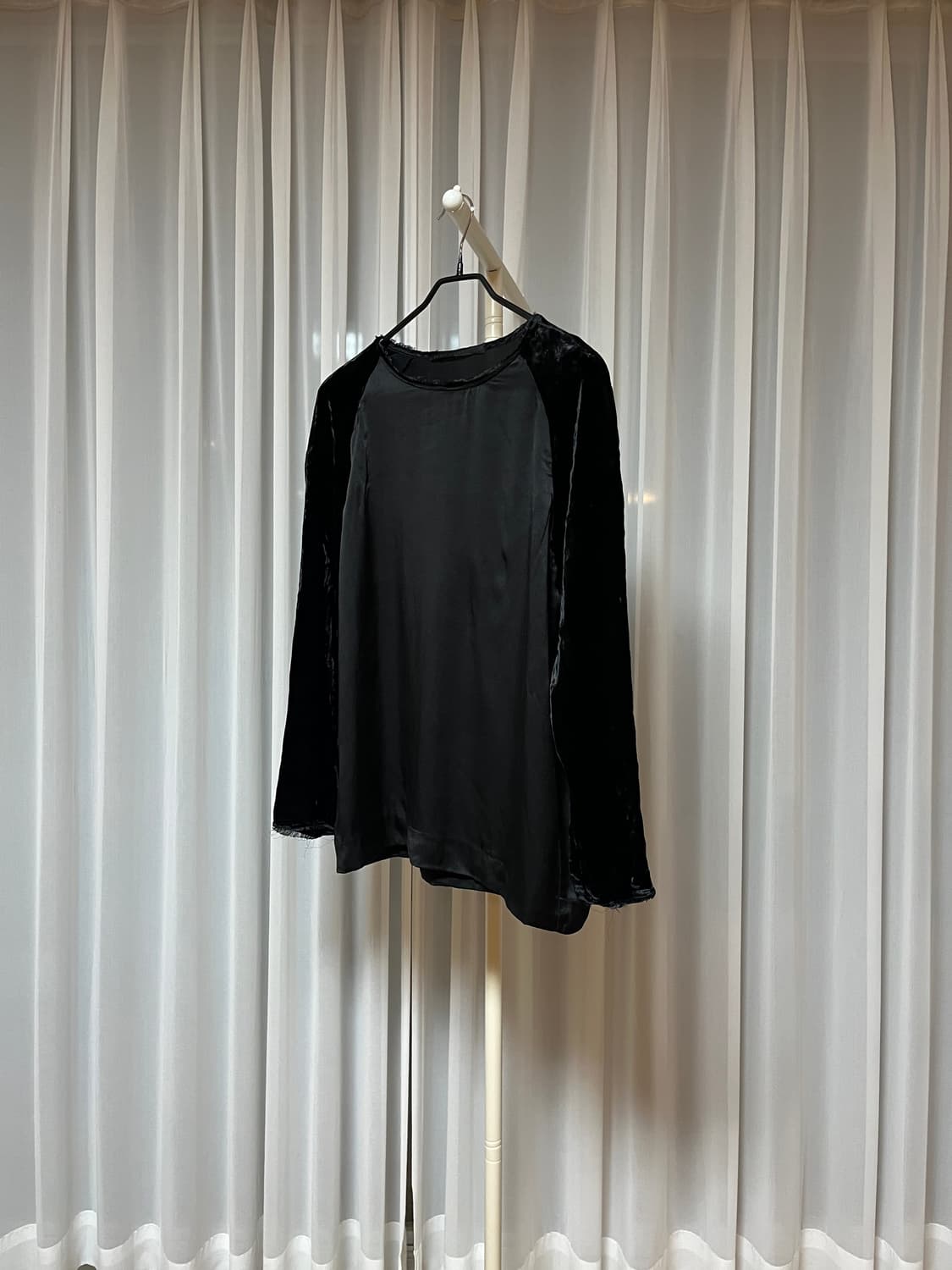 하이더아커만 실크 벨벳 롱슬리브 탑 상품이미지2