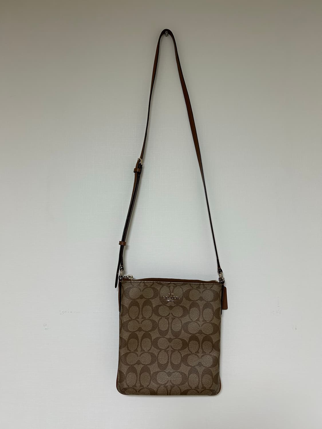 코치 시그니처 크로스백 상품이미지1