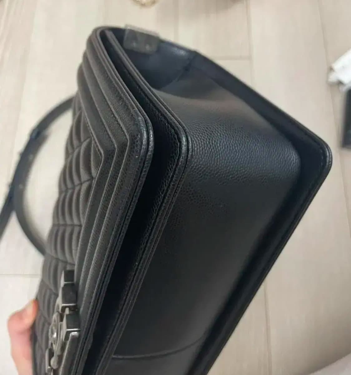 [새 상품급] 샤넬 보이백 캐비어 미디움 블랙은장 상품이미지2