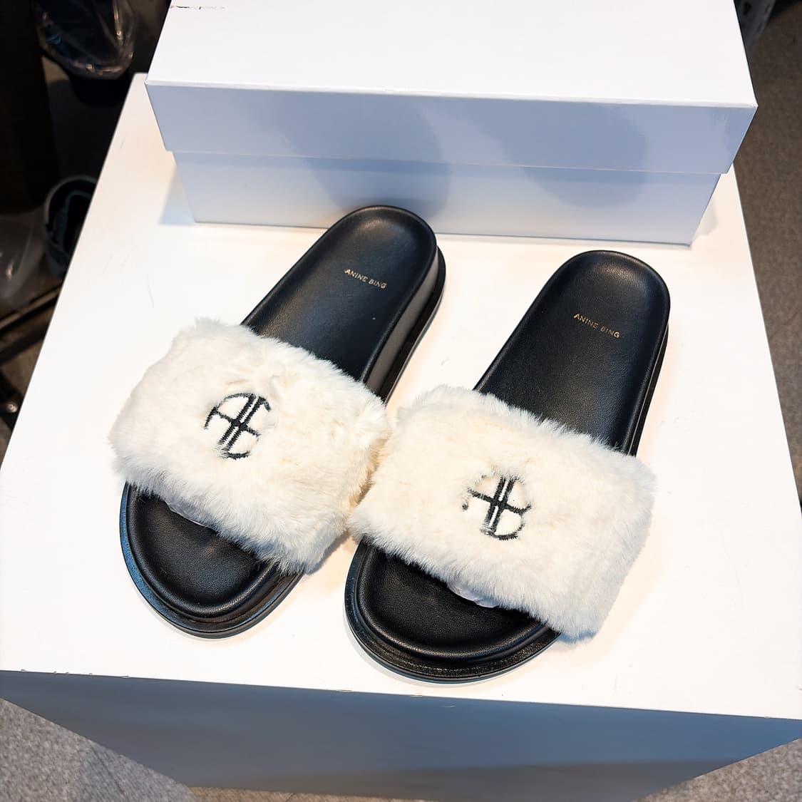 (정품/새상품) ANINE BING 애니빙 여성 화이트 퍼 슬리퍼 뮬 상품이미지1