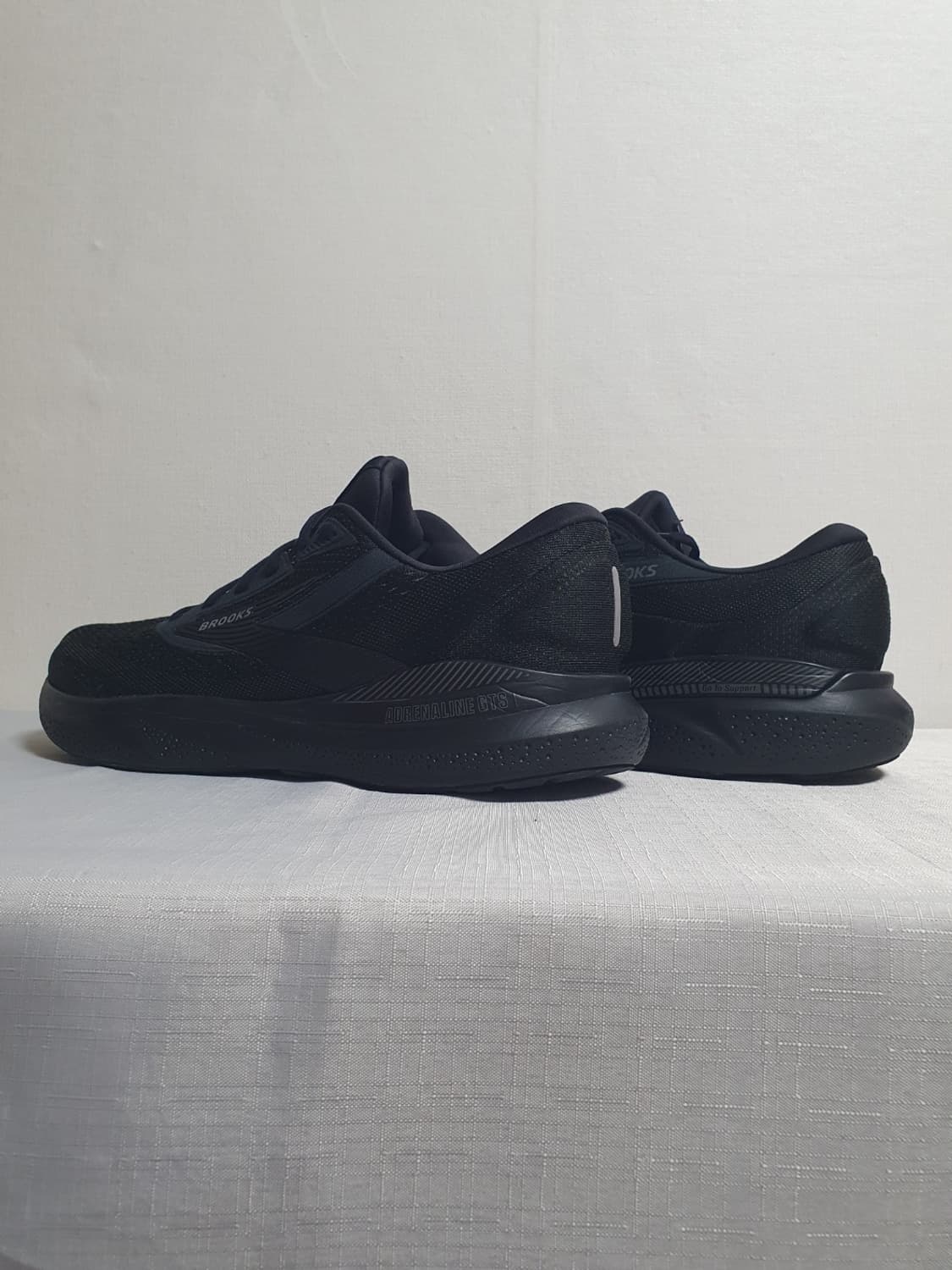 택포 300mm 브룩스 러닝화 아드레날린 GTS24 와이드 블랙 운동화 상품이미지6