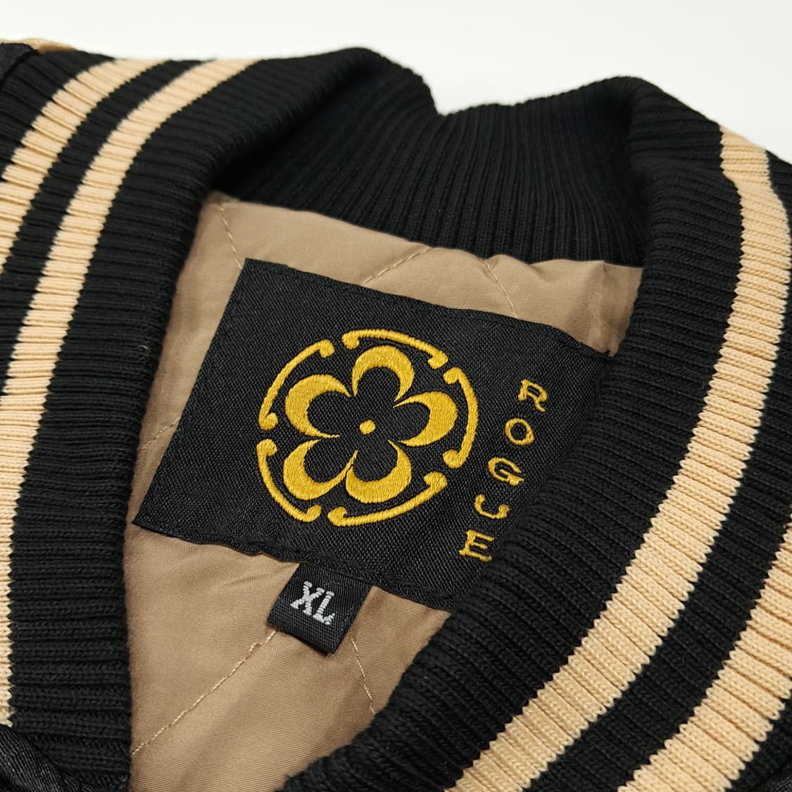 CL556 XL [새상품] 로그 새틴 골드 블랙 잉어 스카잔 자켓 상품이미지4