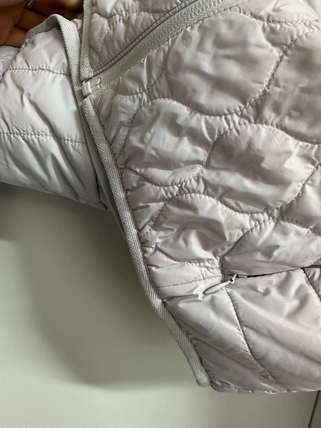 미스치프 퀼티드 경량 패딩 라이트 그레이 s 상품이미지3