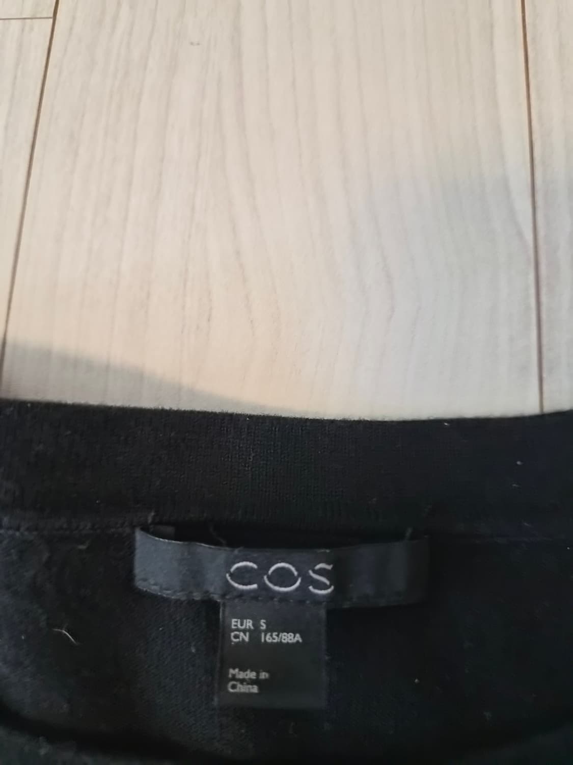 [COS] 블랙 믹스 미디어 니트 탑 (셔츠 레이어드 디테일) 상품이미지2