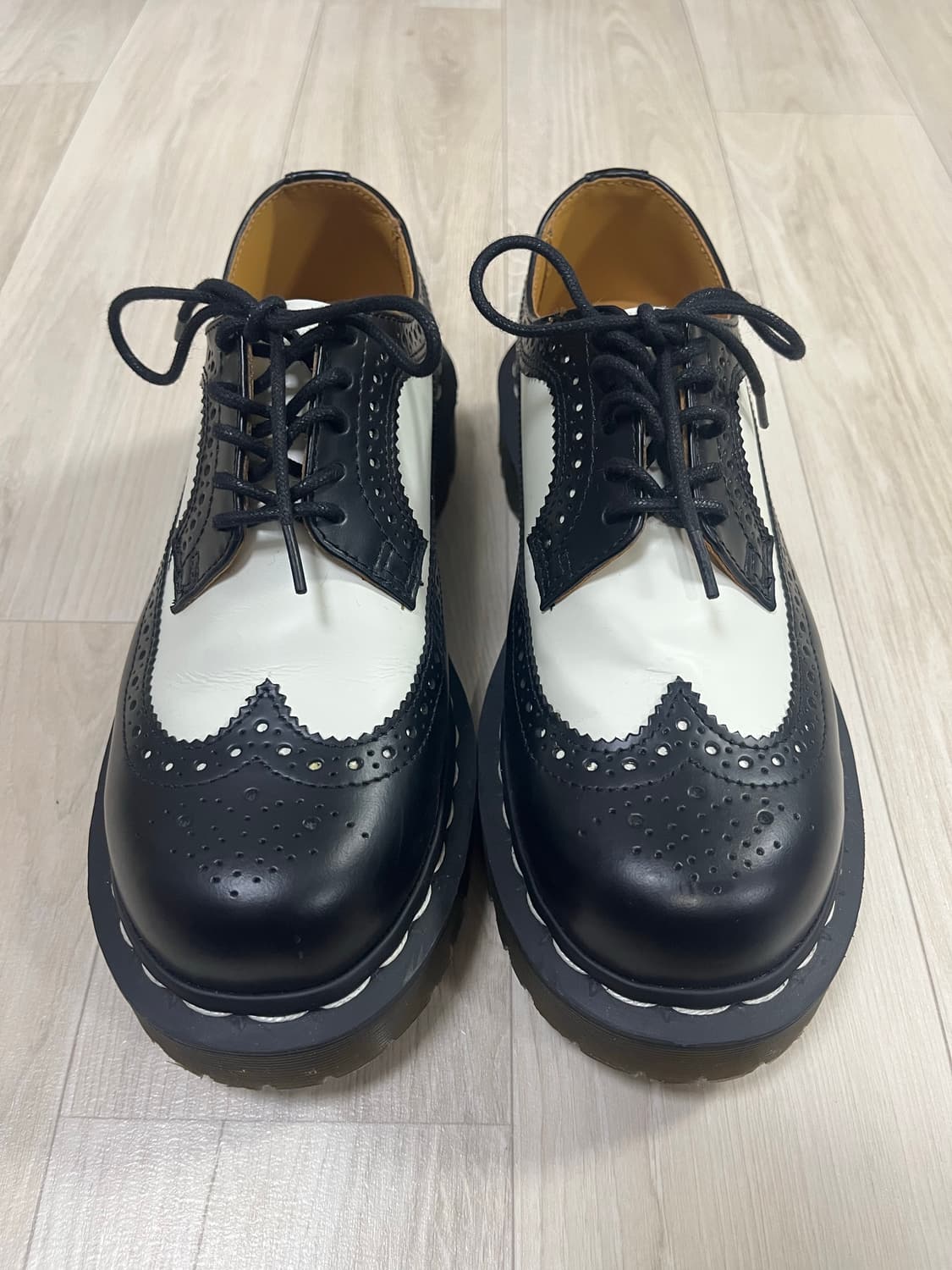 닥터 마틴 윙팁 상품이미지1