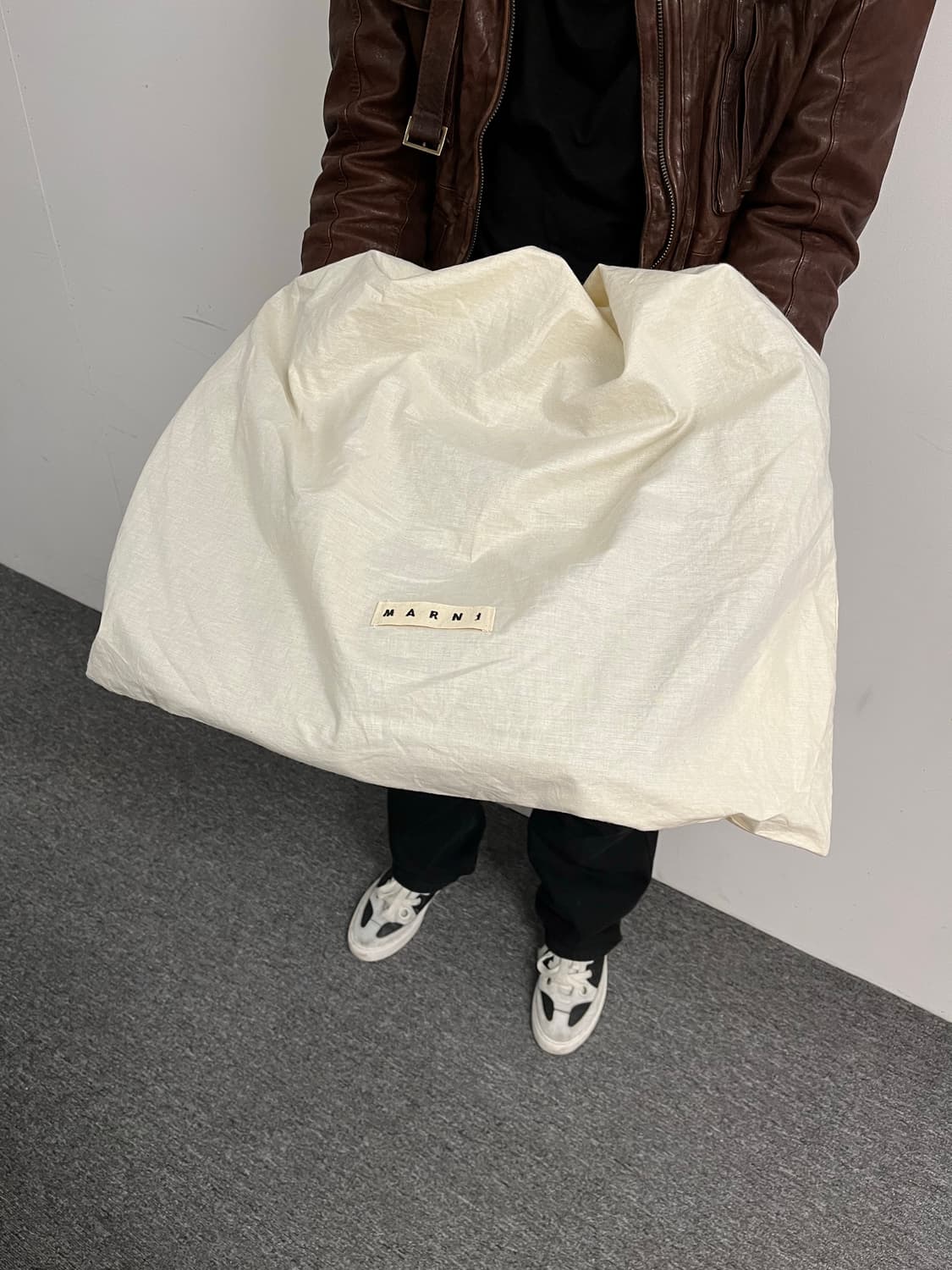 마르니 에나멜 레더 토트백 상품이미지8