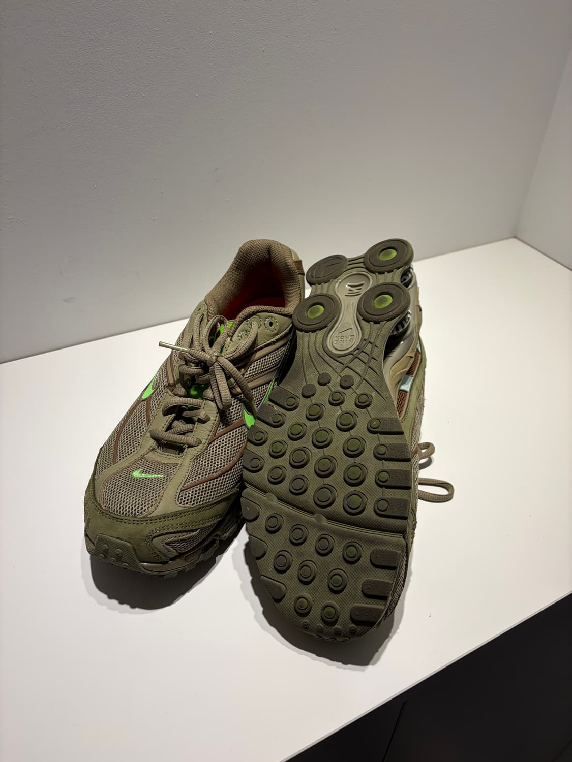 슈프림 나이키 샥스 올리브 260 팝니다 상품이미지3