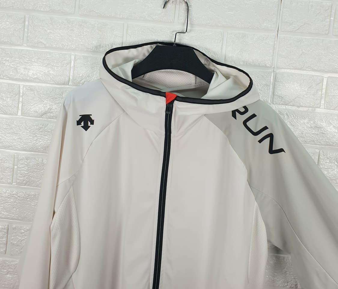 [105]데상트 런닝 후드 집업 (레쉬가드 겸용) 상품이미지4