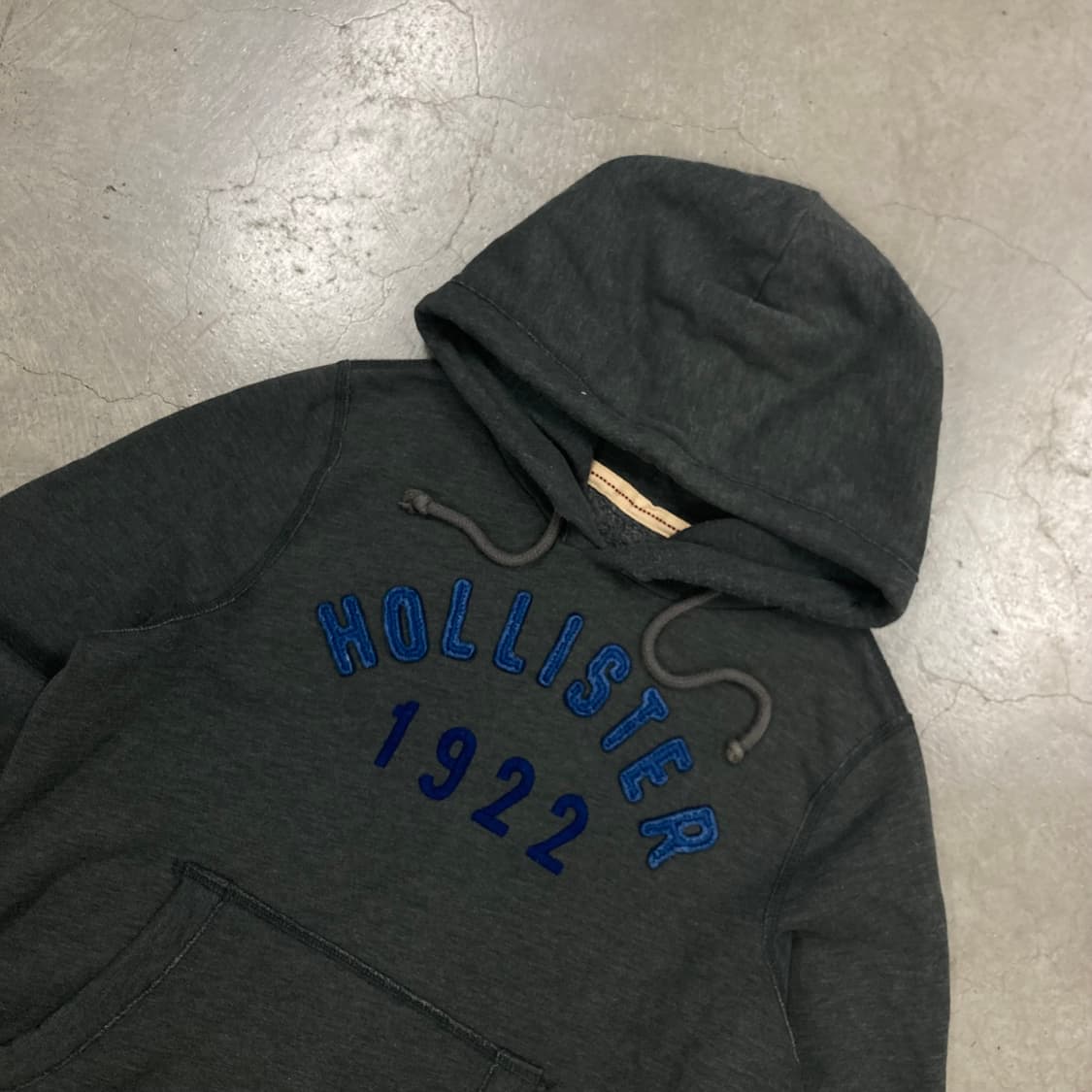 홀리스터 차콜 컬러 스펠아웃 후드티 상품이미지2