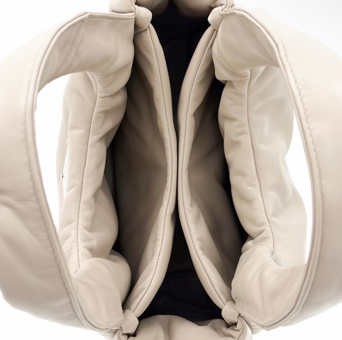 [M] 프라다 패디드 소프트 패딩 니파 레더 백 미디움 데저트 베이지 상품이미지7