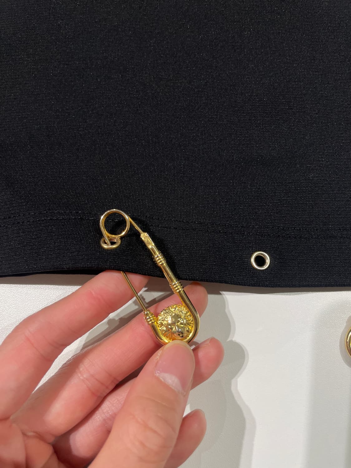 베르수스 베르사체 블랙 헴 골드 로고 클립 레이온 하프티 상품이미지10