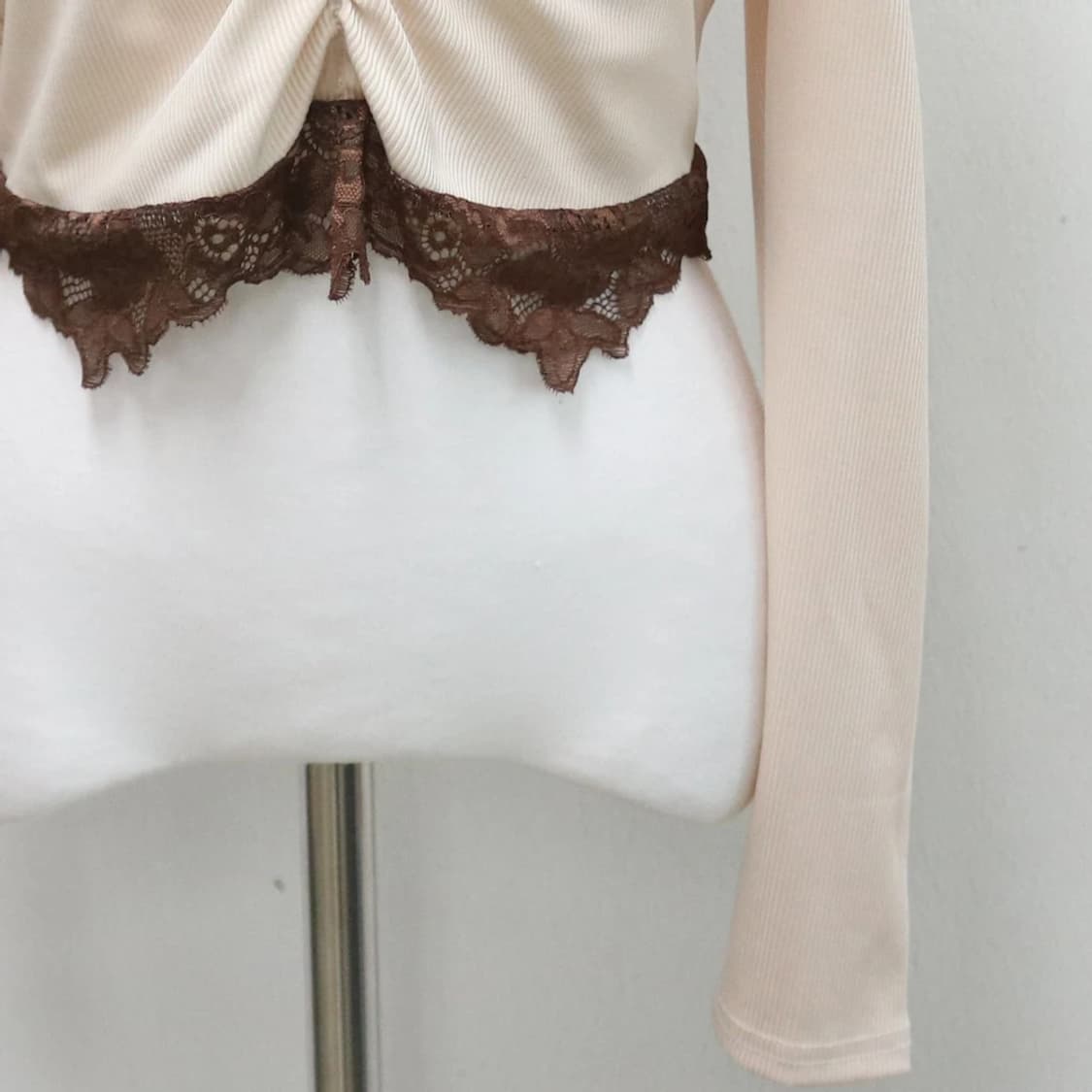 롬위 레이스 레이어드 오프숄더 티 61803 상품이미지4