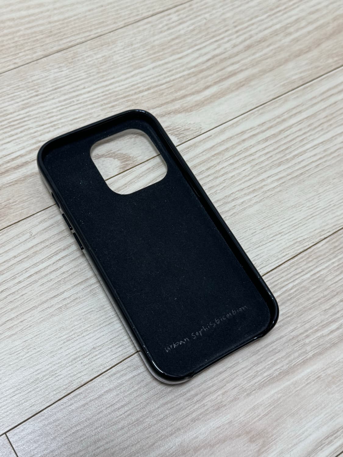 어반소피스티케이션 푸퍼 블랙 아이폰 15프로 케이스 상품이미지2