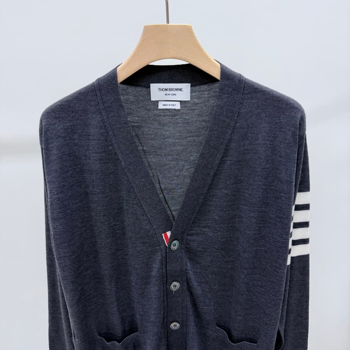[새상품/선물가능] 톰브라운 사선완장 메리노 울 가디건 다크그레이 상품이미지3
