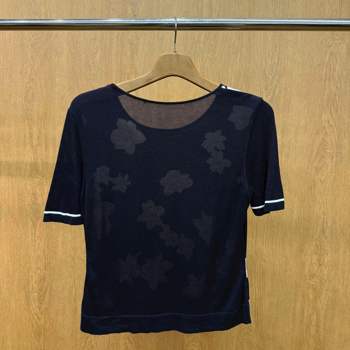 레오나드 반팔 니트 티셔츠 화이트 플라워 패턴 프린트 디테일 블랙 상품이미지3