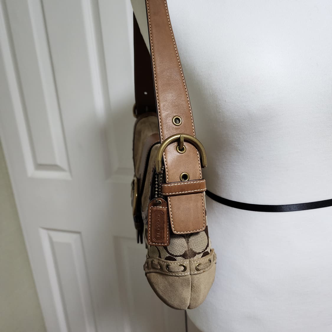 코치 스웨이드 버클 숄더백 상품이미지3