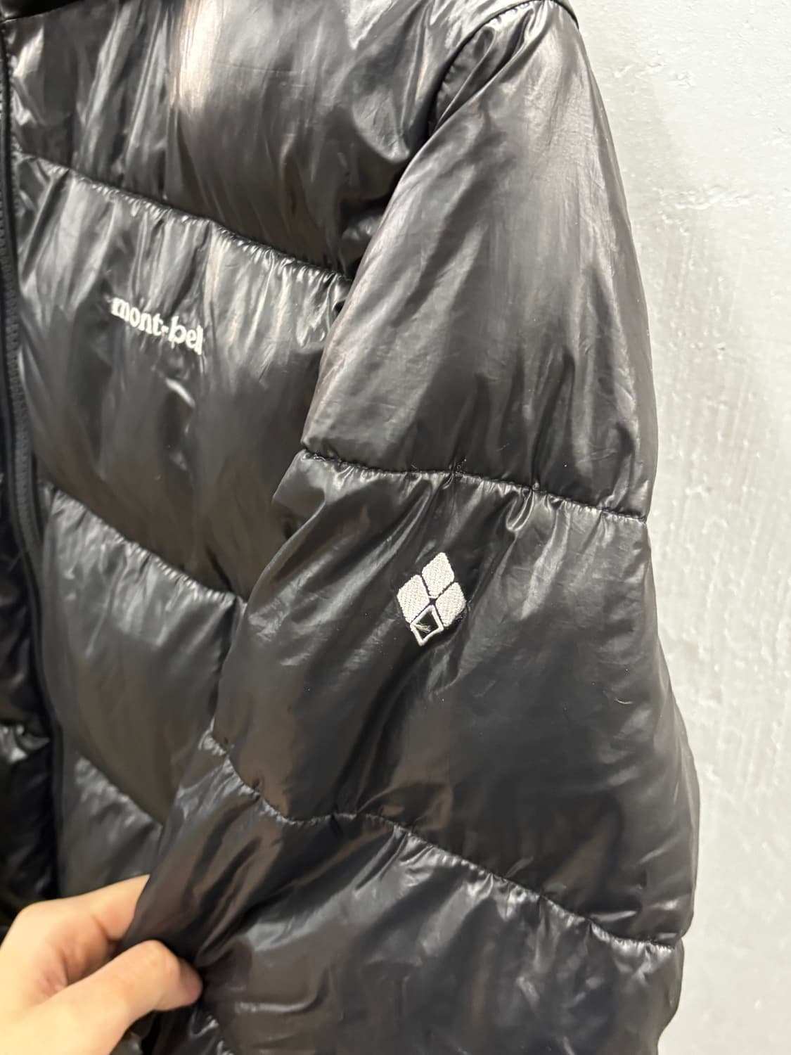 Mont-bell 몽벨 블랙 유광 패딩 100 상품이미지4