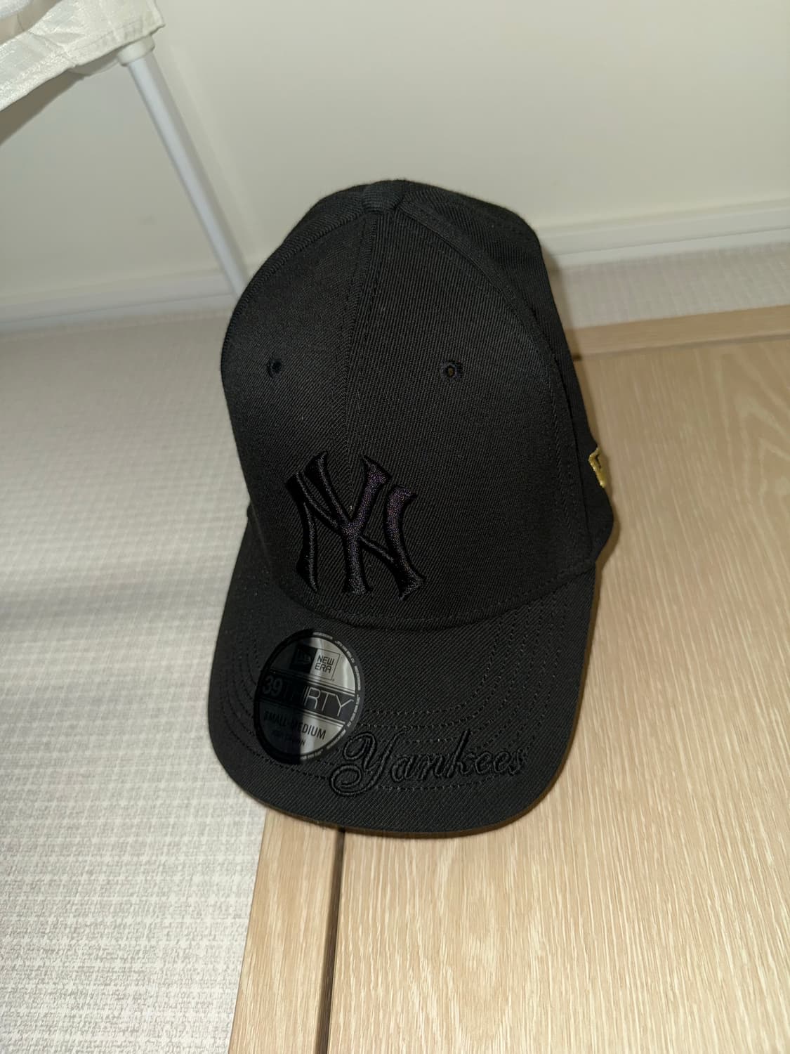 뉴에라 양키스 올블랙 fitted cap 상품이미지1