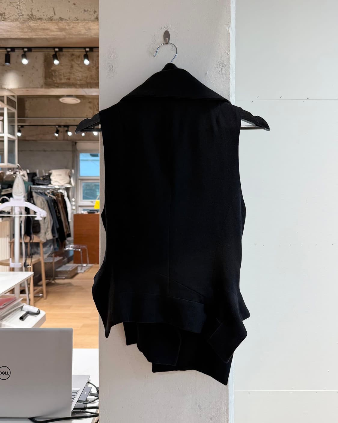 앤 드뮐미스터 블랙 컬렉션 드레이핑 슬리브리스 자켓  상품이미지6