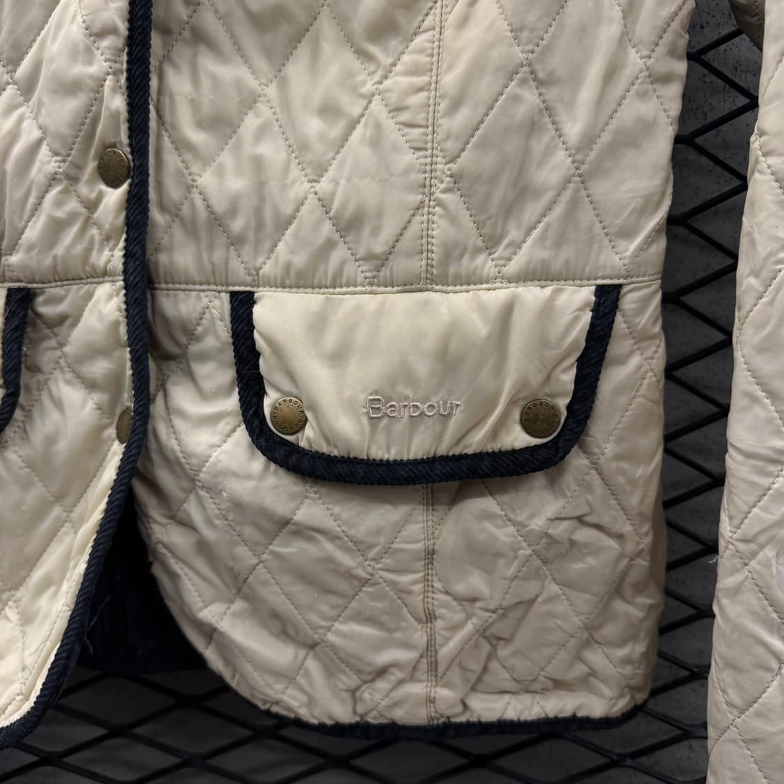 바버 코듀로이 카라 퀼팅자켓 기모안감 투포켓 금장단추 디테일 아이보리 상품이미지6